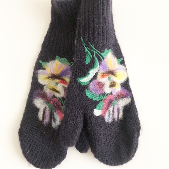 Anthropologie Accessories - Anthropologie Troubadour floral mittens